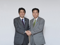 公認証を受け取った後に、安倍晋三総裁と固く握手を交わす。（平成２５年３月　自民党本部）
